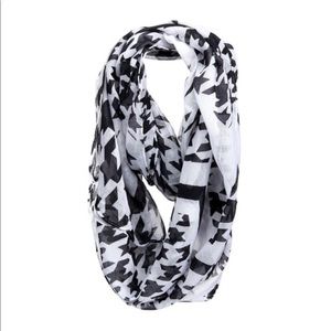 Infinity scarf black and white